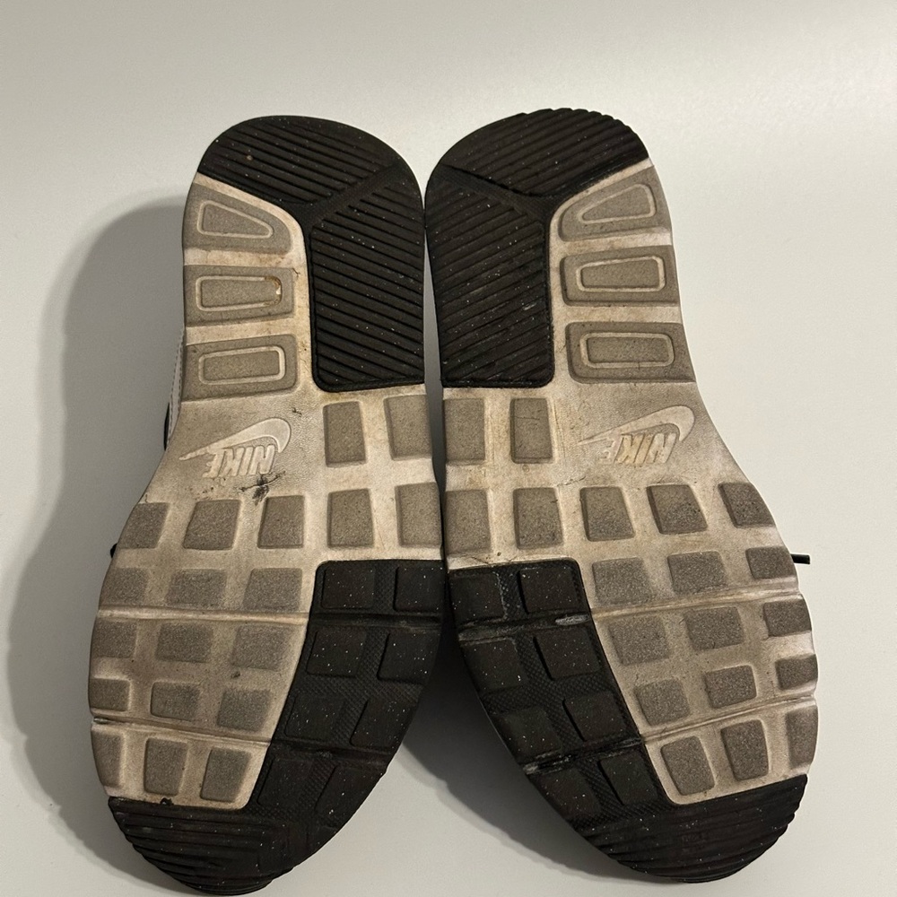 Woman’s Nike Air Max Nuaxis Size 5.5 Black - Picture 6 of 6